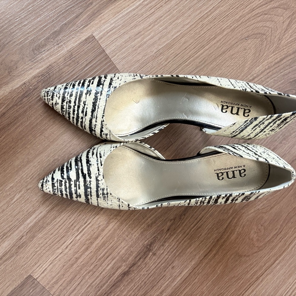 a.n.a Women's Black and Cream Striped Heels